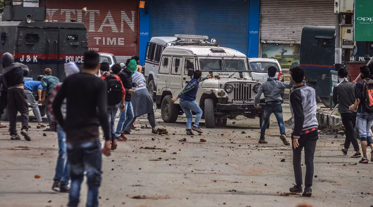 Sinh viên Kashmir ném gạch đá về phía lực lượng chính phủ Ấn Độ ở Srinagar ngày 24/4. Được biết, trong tuần qua, hơn 60 sinh viên đã bị thương trong các cuộc ẩu đả với lực lượng an ninh Ấn Độ tại một ngôi trường ở quận Pulawama. Ảnh: The Atlantic.