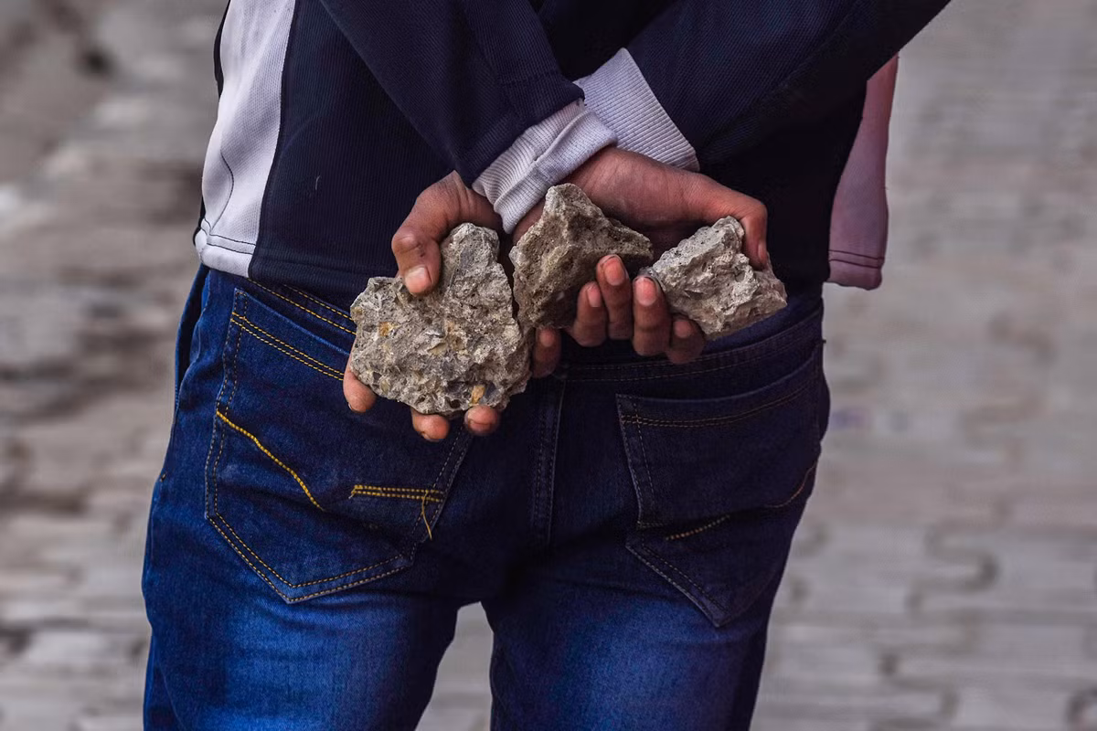 Một người biểu tình Kashmir cầm đá trên tay chuẩn bị ném về phía lực lượng an ninh Ấn Độ trong cuộc biểu tình phản đối Ấn Độ ở Srinagar ngày 3/3. Ảnh: The Atlantic.