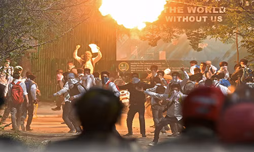 Số người thương vong trong các vụ đụng độ dữ dội ở Kashmir giữa người biểu tình và lực lượng an ninh Ấn Độ thời gian qua tiếp tục gia tăng. Ảnh: Sinh viên Kashmir đụng độ với lực lượng chính phủ Ấn Độ gần một trường đại học ở Lal Chowk, Srinagar, hôm 17/4. Ảnh: The Atlantic.