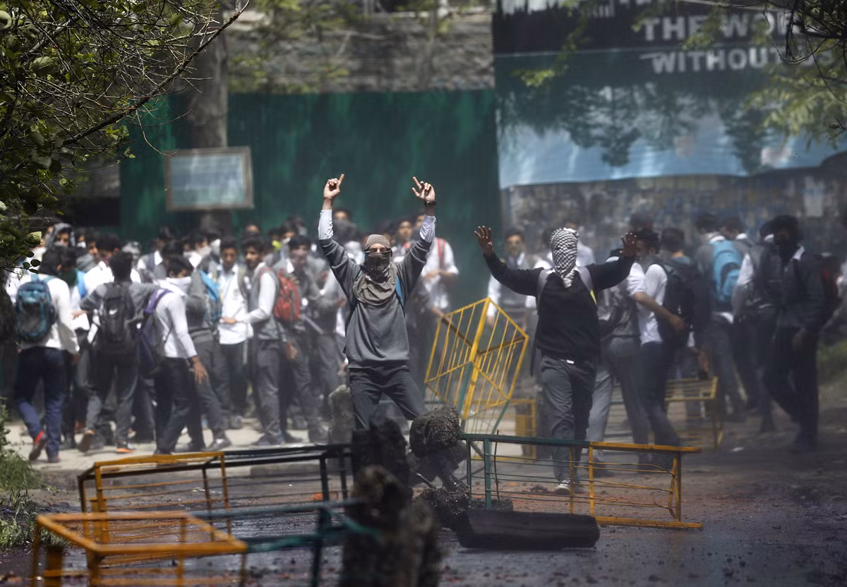 Đông đảo sinh viên hô vang khẩu hiệu trong cuộc đụng độ với cảnh sát ở Srinagar ngày 24/4. Ảnh: The Atlantic.