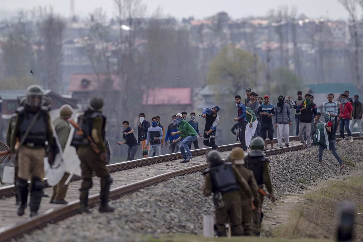 Những người biểu tình Kashmir ném đá về phía nhân viên an ninh Ấn Độ trong cuộc biểu tình ở vùng ngoại ô Srinagar ngày 31/3. Ảnh: The Atlantic.
