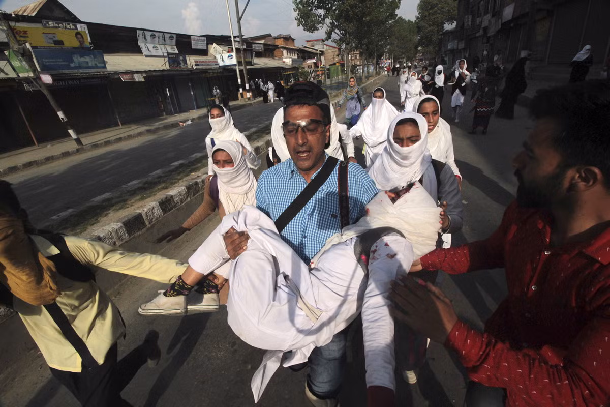 Một người biểu tình bị thương trong các vụ đụng độ với lực lượng an ninh Ấn Độ ở Srinagar ngày 20/4. Ảnh: The Atlantic.