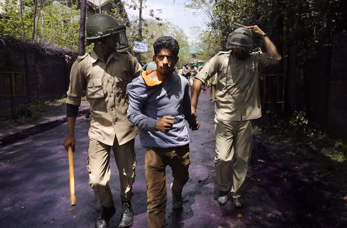 Cảnh sát Ấn Độ bắt giữ một người biểu tình ở Srinagar ngày 24/4. Ảnh: The Atlantic.