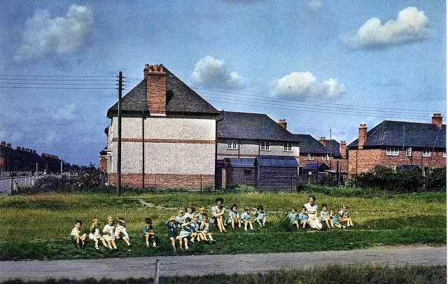 Cô giáo trông các em học sinh tiểu học ở Abingdon tháng 7/1944 trong thời kỳ Thế chiến II diễn ra. Ảnh: VT.