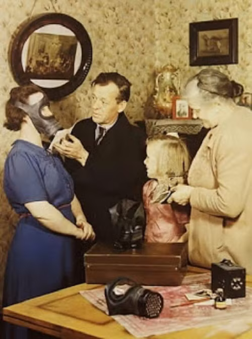 Người phụ nữ học cách sử dụng mặt nạ phòng độc năm 1940. Ảnh: VT.