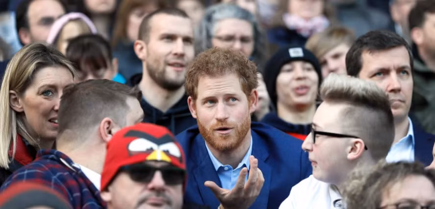 Hoàng tử Harry thoải mái trao đổi với mọi người ở khu vực khán đài sân vận động Twickenham hôm 17/2/2017. Ảnh: WP.