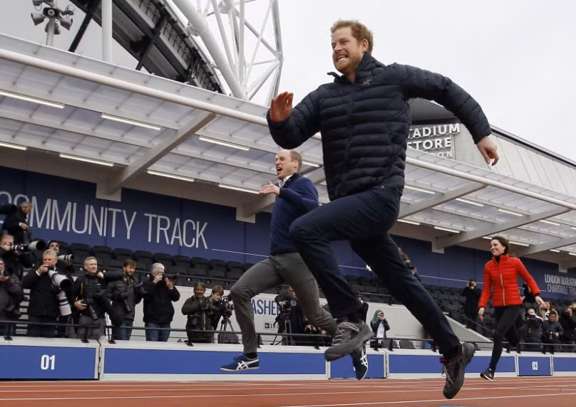 Harry cùng anh trai, Hoàng tử William, và chị dâu, Công nương Kate Middleton, tham gia cuộc thi chạy đua trong sự kiện nhằm gây quỹ từ thiện tại một công viên ở London ngày 5/2/2017. Ảnh: WP.