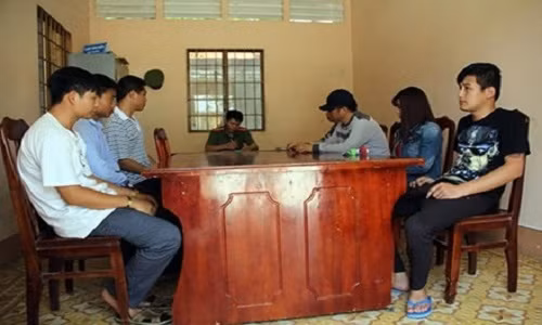 Bat qua tang 3 nguoi dan ong Trung Quoc "tuyen vo" trong nha nghi