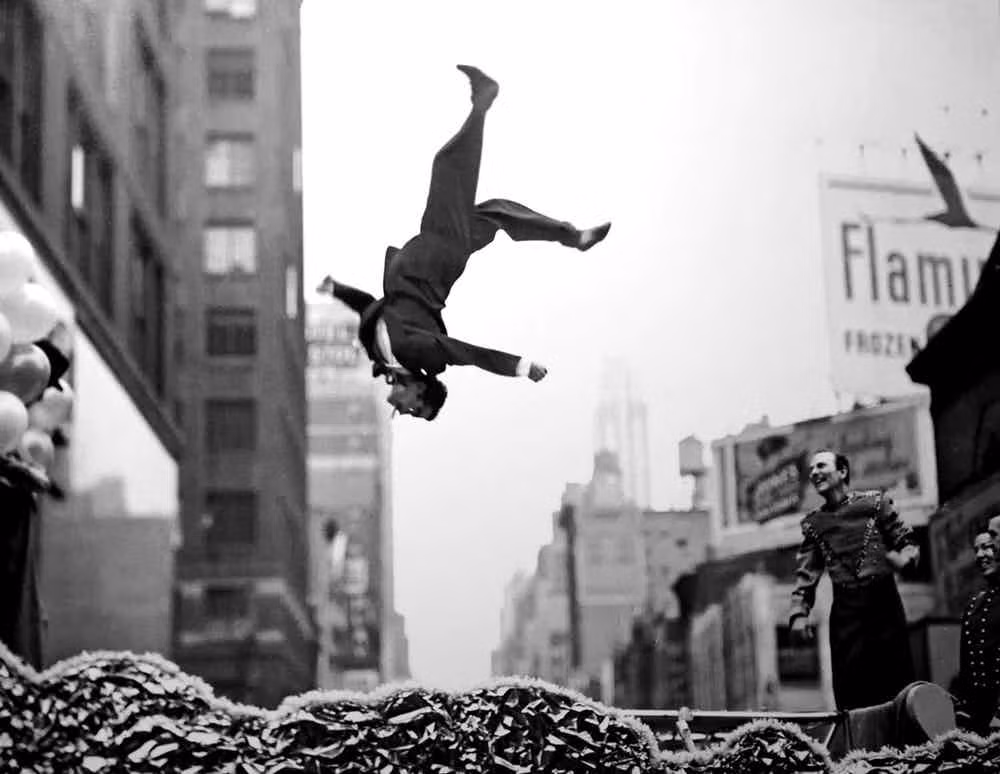 Garry Hoy, đến từ Toronto (Canada), từng nhiều lần chứng minh rằng kính cửa sổ của một văn phòng tầng 24 thì không thể bị phá vỡ bằng cách lao mình vào nó. Tuy nhiên, ngày 9/7/1983, khi Hoy làm điều này thì không may chiếc khung cửa sổ bị bật ra khiến Garry rơi xuống đất tử vong. Ảnh: The Richest.