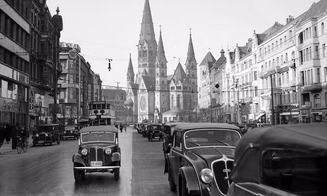 Những chiếc ô tô nối dài trên đường phố Berlin cách đây hàng chục năm về trước. Ảnh: VT.