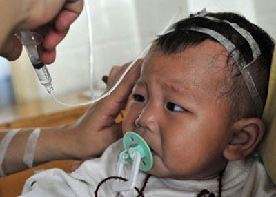 Tuy nhiên, công ty sản xuất sữa Tam Lộc của Trung Quốc đã trộn melamine vào trong sữa để làm cho thực phẩm có độ đạm cao hơn. Những sản phẩm sữa nhiễm melamine ước tính gây ảnh hưởng 300.000 người, với 54.000 trẻ phải nhập viện và 6 bé tử vong do tổn thương thận. Ngoài ra một số sản phẩm khác của Trung Quốc như sữa YiLi, bánh bisuit, kẹo và nước ngọt... cũng bị phát hiện chứa chất độc này. 