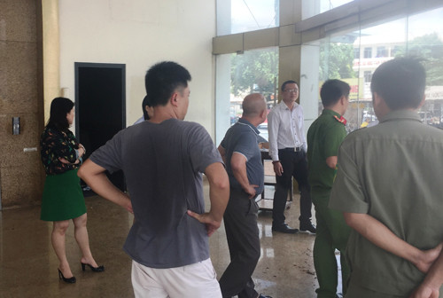 Công an và người tiếp quản nhà hàng đang kiểm tra sự việc.