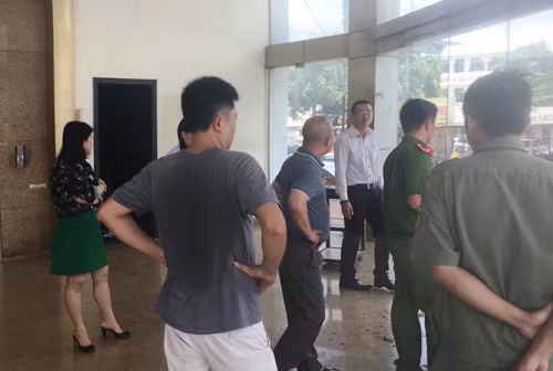 Công an và người tiếp quản nhà hàng đang kiểm tra sự việc.