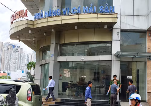 Nhà hàng Đại Khánh, quận Bình Thạnh, một trong những cơ sở kinh doanh lớn ở TP HCM vừa ngưng hoạt động và bị nhiều người lao vào cướp tài sản.