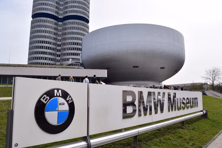 Đối với cả BMW lẫn người dân Munich, khu tổ hợp này đã trở thành niềm tự hào của họ. Một chuyến tham quan bảo tàng BMW, cũng như các công trình liên quan và nhà máy của hãng là một phần không thể thiếu đối với mỗi du khách khi ghé thăm thành phố Munich. Trước khi thăm bảo tàng, những du khách thường ghé thăm showroom BMW Welt đầu tiên.