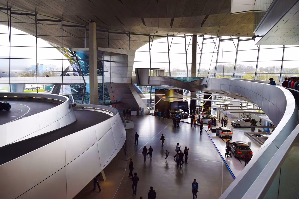 Với số lượng xe "khổng lồ" tới mức có thể viết được một quyển bách khoa toàn thư về BMW, bảo tàng BMW là một trong những điểm đến khó có thể bỏ qua của bất kỳ "fan" nào của thương hiệu Đức này nói riêng, cũng như những người yêu xe nói chung.