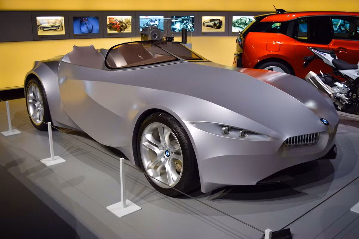 Một trong những mẫu xe "điên" nhất mà BMW từng tạo ra là concept Gina. Mẫu xe này đã thách thức các giới hạn thiết kế thông thường khi có "vỏ xe" bên ngoài gồm những tấm vải co giãn Spandex chống thấm nước, chịu nhiệt được căng lên trên bộ khung dây nhôm ở phía dưới.