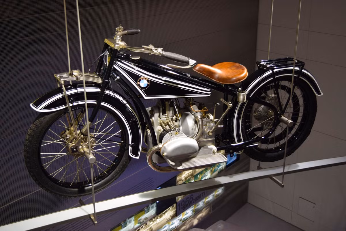 Bên cạnh mảng xe hơi, BMW cũng nổi tiếng với bộ phận xe máy Motorrad. Đặc trưng của môtô BMW là động cơ Boxer 2 xi-lanh nằm ngang đã xuất hiện ngay từ chiếc xe đầu tiên là R32 vào năm 1923, và tiếp tục được hãng sử dụng cho tới những chiếc R1200GS ngày nay.