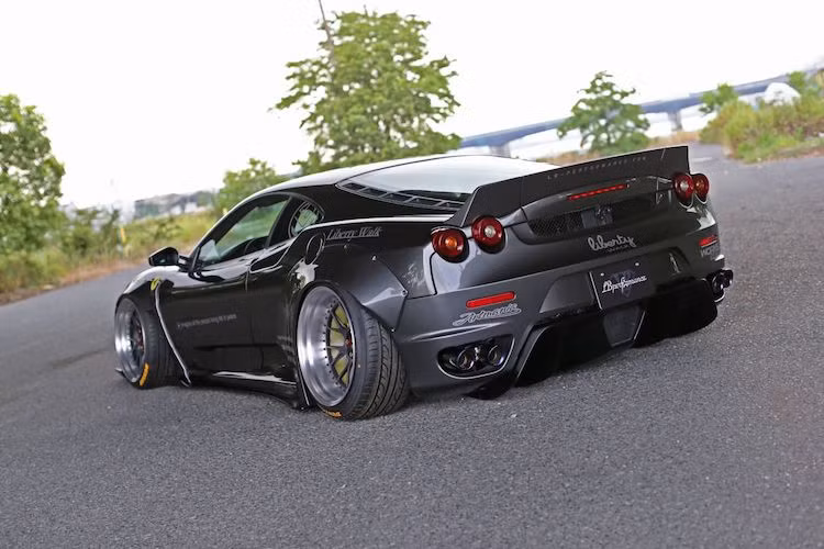 Với gói độ widebody bằng sợi thủy tinh, Liberty Walk "treo giá" khởi điểm 19.980 USD (tương đương 454 triệu đồng). Nếu muốn có widebody bằng sợi carbon, khách hàng sẽ phải bỏ 24.300 USD (553 triệu) nếu không lấy cánh đuôi và 29.160 USD (663 triệu) nếu lấy cánh đuôi. Toàn bộ mức giá này chưa bao gồm hệ thống treo khí có giá 8900 USD (202 triệu đồng).