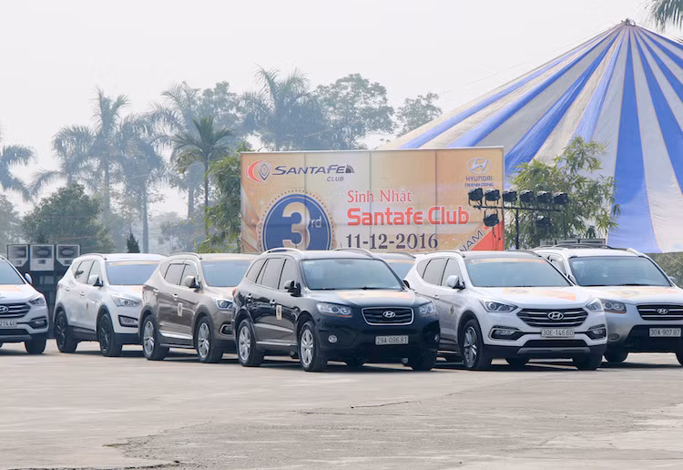 Để kỷ niệm 3 năm Câu lạc bộ xe ôtô Hyundai SantaFe Việt Nam (Fe-Club) chính thức đi vào hoạt động, vào buổi sáng 11/12/2016, hơn 50 xe Hyundai SantaFe đến từ nhiều tỉnh thành trên cả nước đã quy tụ về Hà Nội để tham dự buổi tiệc sinh nhật CLB. Tham gia vào buổi lễ kỷ niệm không chỉ có hàng chục chủ xe Hyundai SantaFe mà còn bao gồm cả gia đình và người thân của họ.