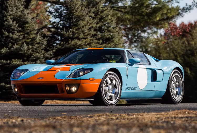 Hiện nay, Ford đã có thế hệ siêu xe GT mới với thiết kế "siêu hiện đại" nhưng cách đây 12 năm, hãng cũng đã từng có một chiếc GT khác. Sản xuất từ năm 2004 tới 2007, siêu xe Ford GT thế hệ đầu tiên là sự "hồi sinh" của mẫu xe đua huyền thoại Ford GT40 trong thập niên 60, với kiểu dáng gần như y hệt.