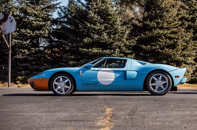 Chiếc Ford GT Heritage Edition này mới chỉ chạy được 2942 km, mới trải qua 1 đời chủ và hiện đang ở trong tình trạng hoàn hảo nhưu mới. Trong tháng tới tại Florida, tại thị trường Mỹ chiếc xe sẽ được đem đấu giá với mức dự đoán lên tới 450.000 USD (tương đương 10,2 tỷ đồng).