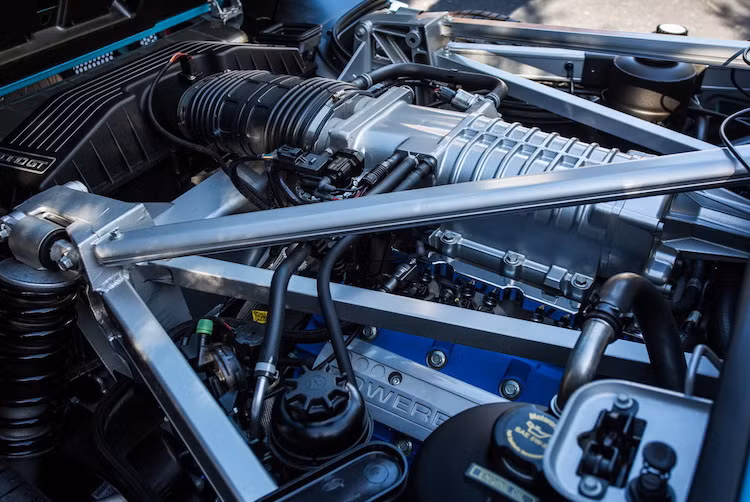 "Trái tim" của xe là khối động cơ 5.4l V8 Modular với bộ siêu nạp, đem tới công suất tối đa 550 mã lực và mô-men xoắn cực đại 678 Nm. Sực mạnh được truyền tới cầu sau thông qua hộp số sàn 6 cấp.