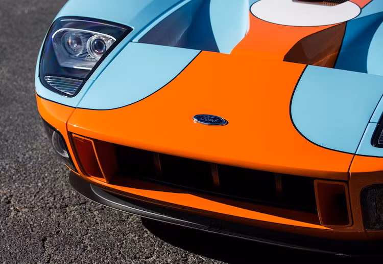 Ngoài GT Heritage Edition, đã từng có rất nhiều mẫu xe đua và siêu xe nổi tiếng trong quá khứ mang "màu áo" này. Đây là hai màu đặc trưng của hãng dầu Gulf - nhà tài trợ cho nhiều đội đua trơng Thế kỷ 20 và là một trong những mẫu "tem đấu" nổi tiếng nhất, dễ nhận biết nhất trong Thế giới xe đua.