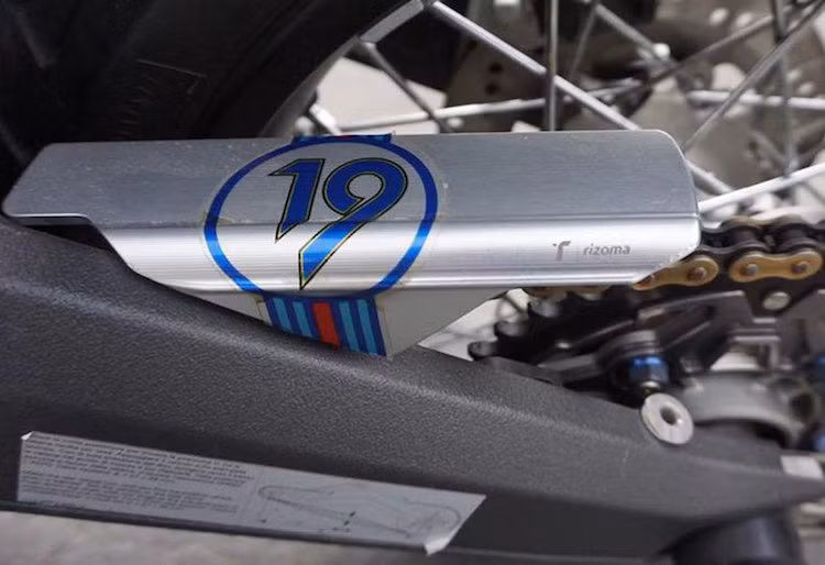 Ở phía sau, chiếc xe cũng có các tấm chắn nhông xích từ nhôm của Rizoma. Đặc biệt, hệ thống phuộc sau đã được nâng cấp lên loại Nitron hiếm gặp trên những chiếc Scrambler tại Việt Nam.