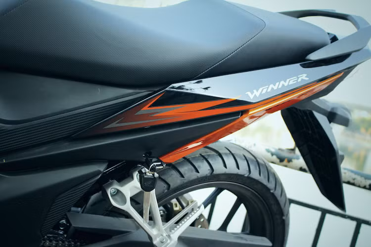 Những nhược điểm của dòng Winner vẫn tiếp tục có mặt trên phiên bản mới. Bộ yên xe có thiết kế kém tối ưu cho cả người ngồi trước lẫn ngồi sau. Yên phía sau khá nhỏ, hẹp và có đệm mút mỏng. Trong khi đó, phần yên phía trước có thiết kế dốc, khiến những người có chân dài sẽ có cảm giác hơi "gượng" khi chuyển số nếu ngồi ở đầu yên và sẽ bị tụt dần về phía trước nếu ngồi dịch về phía sau.