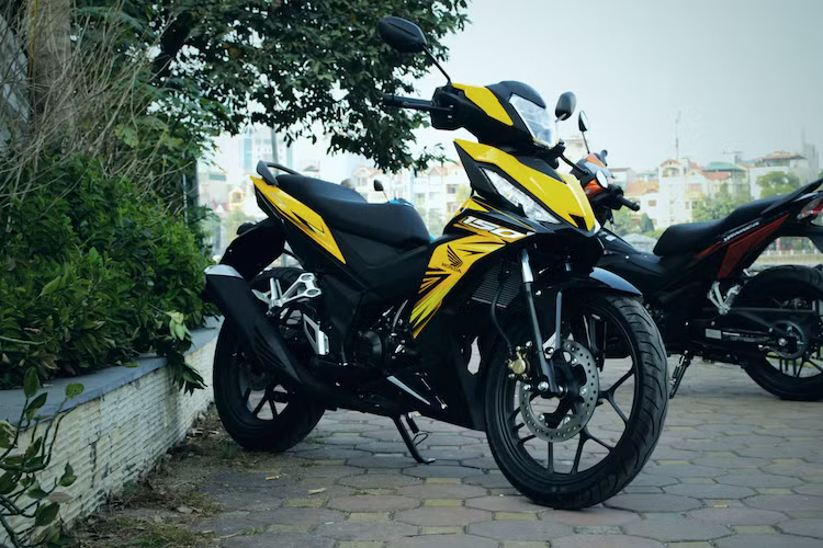 Trong số 3 phiên bản mới này, có thể nhận xét rằng phiên bản màu vàng "nổi" nhất nhờ có màu vàng tươi khá "chói". Trong khi đó, phiên bản màu cam có vẻ "ngầu" và "già dặn" nhất. Đặc biệt, phiên bản màu xanh da trời của Winner hiện là một trong những mẫu xe máy có cách phối màu độc đáo nhất đang được bán trên thị trường. Bên cạnh màu mới, cả 3 phiên bản Winner hoàn toàn không có sự khác biệt so với các mẫu cũ.