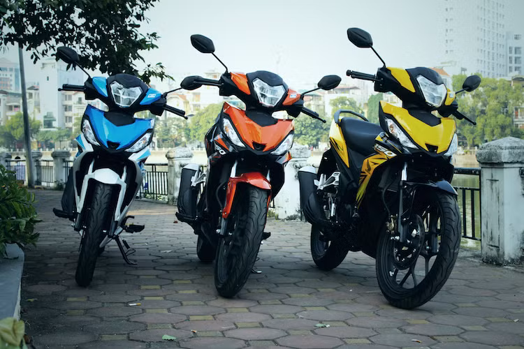 Với việc bổ sung thêm 3 màu mới, phiên bản thể thao của dòng xe Honda Winner 150 hiện có 5 màu gồm đỏ, trắng, vàng, cam và xanh da trời. Trong khi đó, phiên bản cao cấp của mẫu côn tay 150 phân khối vẫn giữ nguyên 2 màu xanh mờ và đen mờ.