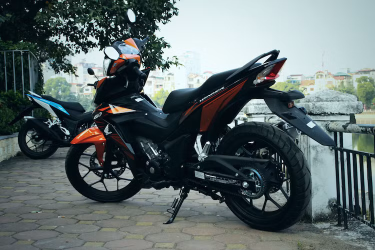 Không giống như đối thủ Exciter, đèn hậu của Winner cũng được tích hợp chung với đèn xi-nhan phía sau thay vì gắn trên dè sau, khiến chiếc xe trông liền mạch hơn và không thể xảy ra tình trạng gãy xi-nhan khi bị vướng vào các xe khác trong bãi gửi. Đổi lại, do cụm đèn hậu tích hợp xi-nhan nên phần đuôi của Winner không thể vuốt nhọn như Exciter 150, khiến đuôi xe "dẹt" hơn và dẫn tới "phom" khá giống với Honda Wave RSX.