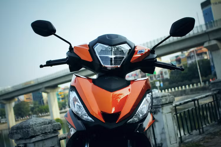 Kiểu dáng của Winner 150 luôn là một trong những chủ đề gây tranh cãi nhất đối với những người yêu xe tại Việt Nam khi nhiều người cho rằng Winner có dáng như một chiếc "Wave cao cấp". Nằm phía trước xe là mặt nạ cách điệu hình chữ W và đèn pha LED hiện đại, nhưng chất lượng chiếu sáng không được tốt khi có quầng sáng mờ, không tập trung và tầm chiếu sáng kém.