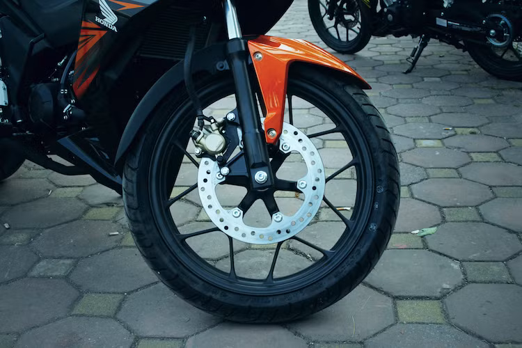 Cặp bánh xe cũng là một điểm nhấn đáng chú ý trên Winner 150 với thiết kế 6 cánh kép không bị "đụng hàng" với bất kỳ mẫu xe nào trên thị trường. Thiết kế mâm xe của Winner được chia sẻ chung với Honda Sonic 150R và lấy cảm hứng từ các dòng superbike CBR600RR/CBR1000RR của chính Honda.