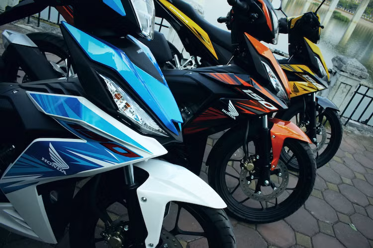 Trên 3 phiên bản mới này, Honda đã giữ nguyên thiết kế tem của Winner 150 bản thể thao trước đây, chỉ phối lại màu tem dựa trên màu của từng phiên bản để khiến chiếc xe trông nổi bật và bắt mắt hơn.