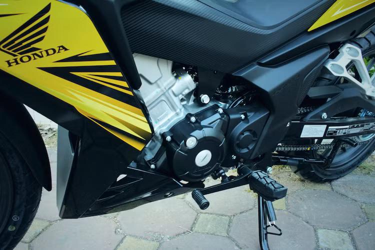 Tương tự như Honda Sonic 150R ở thị trường Indonesia, Honda Winner 150 cũng được trang bị khối động cơ 150 cc xi-lanh đơn DOHC phun xăng điện tử PGM-FI với hộp số 6 cấp. Trên lý thuyết, động cơ này đạt công suất tối đa 15,7 mã lực và mô-men xoắn cực đại 13,5 Nm. Khi Honda trang bị cho Winner hộp số 6 cấp, hãng đã bố trí 3 cấp số đầu với tỉ số truyền ngắn, giúp xe có "nước đề" rất tốt.