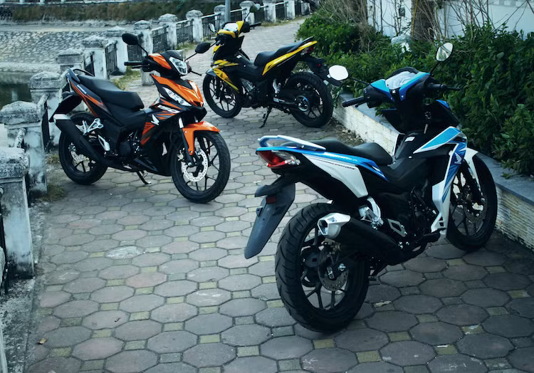 3 màu mới thuộc phiên bản thể thao Winner 150 có giá đề xuất giữ nguyên 45,5 triệu đồng. Tuy nhiên để "kích cầu" chiếc xe, Honda Việt Nam hiện đang tặng đồng hồ Casio G-Shock trị giá 4 triệu đồng cho khách mua xe và từng đại lý cũng hỗ trợ giảm giá cho khách hàng. Điều này khiến Winner trở thành một sự lựa chọn rất hấp dẫn, kể cả khi so với đối thủ Yamaha Exciter 150 nếu bỏ qua yếu tố kiểu dáng.