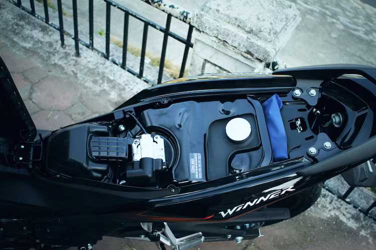 Tiếp theo, vị trí ổ khóa mở yên đã được Honda đặt quá sâu, tới gần chỗ để chân cho người ngồi sau ở bên trái xe, khiến người dùng gặp khó khăn khi tra chìa khóa vào ổ. Cuối cùng, chiếc xe hoàn toàn không có bất kỳ một khoảng không gian trống nào để chứa đồ, khiến ngay cả việc mang theo một chiếc áo mưa nilon cũng khá khó khăn với Winner. Tuy nhiên nhược điểm này có thể khắc phục bằng cách lắp baga giữa cho xe.