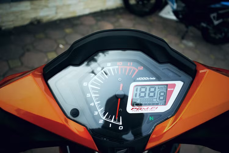 Nằm phía sau đầu đèn là bảng đồng hồ với phần lớn diện tích dành cho đồng hồ báo tua cùng với một màn hình LCD nhỏ chỉ báo các thông số. So với đối thủ Exciter 150, đồng hồ này kém hiện đại hơn một chút khi không có khả năng tính mức tiêu thụ nhiên liệu hay vận tốc trung bình trên quãng đường.
