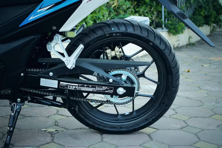 Đi kèm với mâm là cặp lốp IRC với bản rộng 90/80/17 cho bánh trước và 120/70/17 cho bánh sau. Tuy nhiên do có bản mâm phía sau chỉ rộng 2,15 inch nên dù có cỡ lốp sau ngang với Exciter 150 nhưng khi lắp vào Winner, lốp không "nở" to bằng.