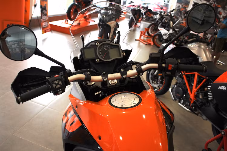 Là một chiếc xe địa hình đường trường, 1050 Adventure cũng sở hữu ghi-đông cao, rộng cùng kính chắn gió lớn có thể điều chỉnh và cặp chắn bảo vệ hai bên tay. Bảng đồng hồ của xe có cách bố trí tương tự các dòng KTM 1290. Về công nghệ, xe được trang bị hệ thống ABS của Bosch, hệ thống ổn định điện tử MSC cùng hệ thống lái gồm các chế độ như Sport, Rain và Street.