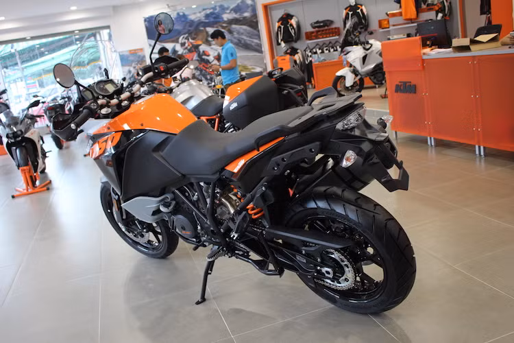 1050 Adventure được phân phối chính hãng bởi KTM Việt Nam với giá 430 triệu đồng. Bên cạnh BMW F800GS, các đối thủ của xe ở những thị trường khác là Triumph Tiger 800, Suzuki V-Strom 1000 và Honda VFR800X Crossrunner.