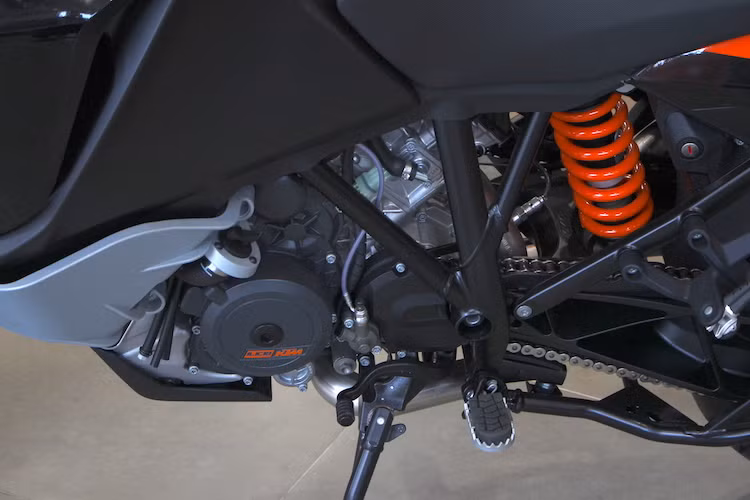 Giống như nhiều chiếc adventure khác, xe được trang bị sẵn hệ thống ly hợp chống khóa bánh khi dồn số gấp (slipper clutch), bướm ga điện tử và hệ thống điều khiển lực kéo. Động cơ này đem tới cho chiếc xe sức mạnh lên tới 94 mã lực và mô-men xoắn 107 Nm. Dù không có lồng bảo vệ xung quanh máy như 1290 Adventure nhưng 1050 Adventure vẫn có tấm chắn bảo vệ bên dưới gầm.