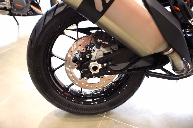 Ở phía sau, chiếc xe có đường kính mâm giảm từ 19 inch xuống còn 17 inch. Cũng giống như bánh trước, bánh sau của KTM 1050 Adventure sử dụng heo Brembo nhưng chỉ có 2 piston thay vì 4 piston. Đường kính đĩa phanh trước của xe là 320 mm, trong khi phía sau là 267 mm. Ngay phía trên bánh sau là cây pô được đặt cao, giúp xe có khả năng lội nước sâu.