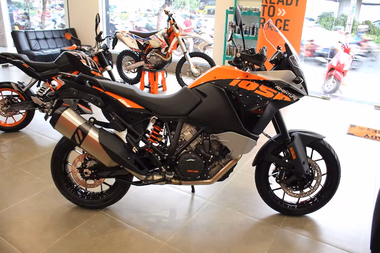 So với 1290 Adventure, 1050 Adventure sở hữu "phom" tương tự nhưng có một số khác biệt nhỏ như các tấm quây hai bên bằng nhựa cứng, không có khe thông gió hay động cơ không có khung bảo vệ xung quanh. Yên của 1050 Adventure có dạng liền thay vì chia thành tầng và có chiều cao khá lớn là 850 mm.