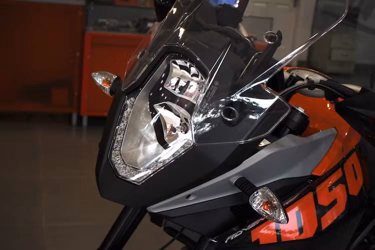 Ngay từ cái nhìn đầu tiên, có thể thấy ngay 1050 Adventure sở hữu kiểu dáng khá giống "đàn anh" 1290 Adventure, cũng như mang phong cách truyền thống của KTM. Nằm phía trước đầu xe là đèn pha đặt dọc kèm đèn LED ban ngày với hình chữ V tương tự 1290 Adventure. Tuy nhiên để cắt giảm chi phí, xe đã có đèn xi-nhan trước sử dụng bóng sợi đốt thay vì bóng LED.