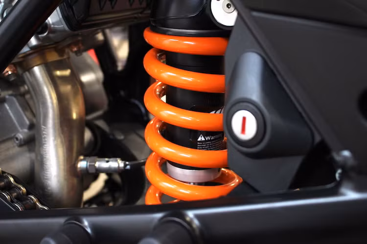 Phuộc sau của xe cũng do hãng WP sản xuất và có dạng đơn monoshock. Hành trình phuộc sau của 1050 Adventure đạt 190 mm, trong khi phuộc trước của xe chỉ đạt 185 mm. Các con số này đều kém hơn chút so với bản 1290 Adventure, khi chiếc xe hàng đầu của KTM có hành trình phuộc cả trước lẫn sau đều đạt 200 mm.