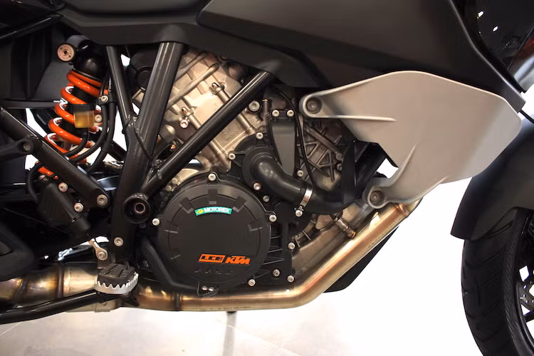 "Trái tim" của KTM 1050 Adventure là khối động cơ V-Twin DOHC 4 kỳ với góc chữ V 75 độ, đường kính trái 103 mm và khoảng hành trình 63 mm. Xe sử dụng hộp số 6 cấp, có phun nhiên liệu điện tử, làm mát bằng chất lỏng và bugi kép.