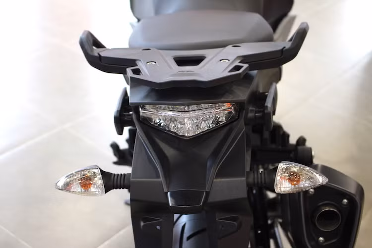 Ở phía đuôi xe, KTM trang bị cho 1050 Adventure phần đuôi tương tự "đàn anh" 1290 Adventure. Chiếc xe cũng có sẵn baga sau cùng các vị trí móc hai bên hông để khách hàng có thể dễ dàng gắn thùng du lịch.